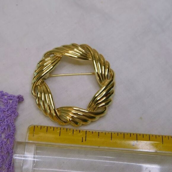 Trifari Gold tone Round Wreath Brooch Vintage Signed Pin - Picture 2 of 5